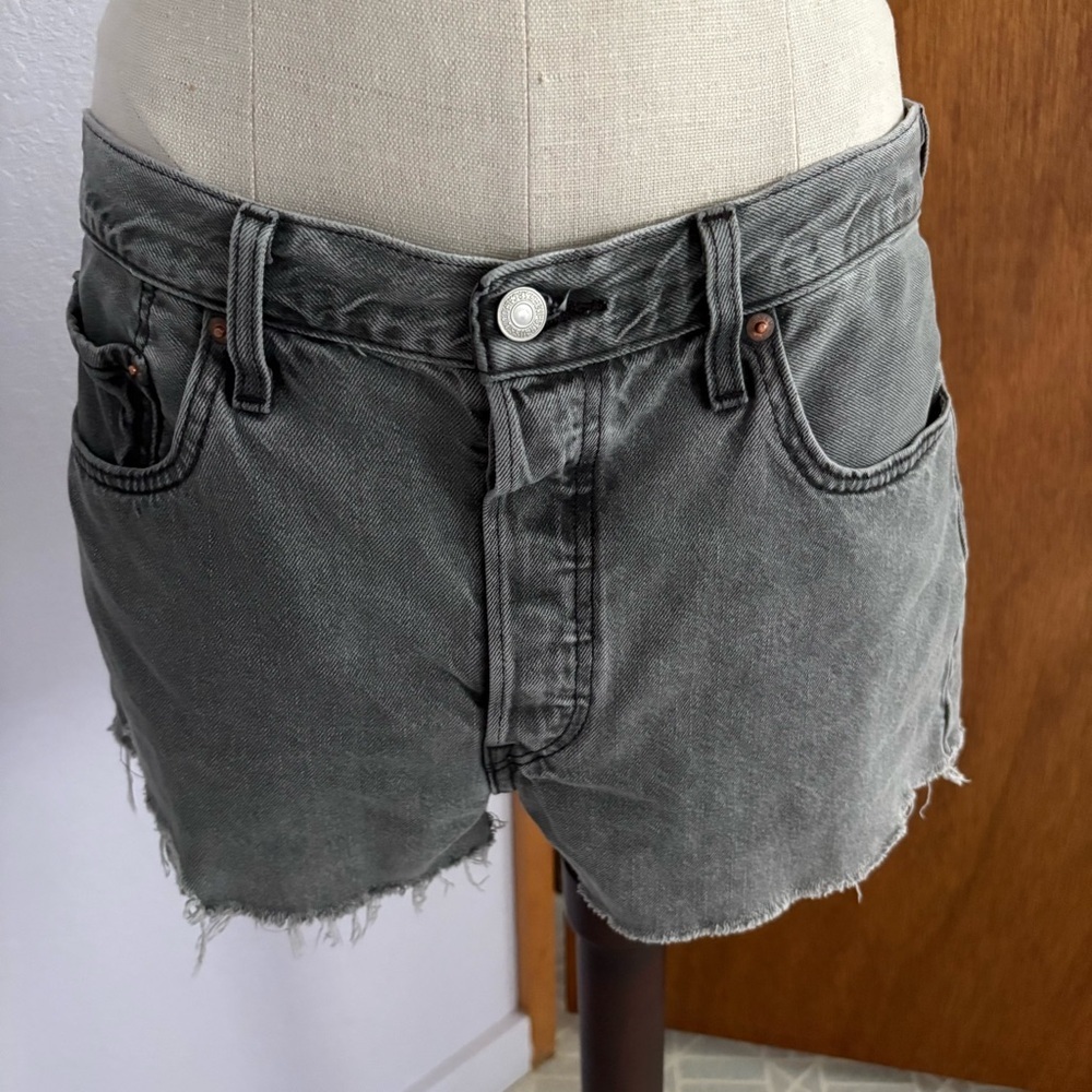LEVIS sz 31 501 Denim Shorts Faded Black Gray Button Fly Frayed Hem